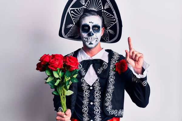 Νεαρός Άνδρας Φορώντας Μεξικάνικη Ημέρα Του Νεκρού Κοστούμι Κρατώντας Λουλούδια — Φωτογραφία Αρχείου