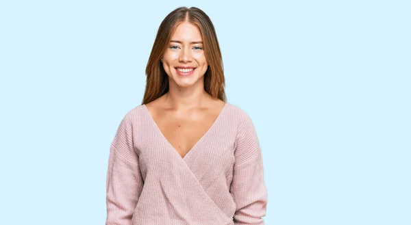 幸せとクールな笑顔でカジュアルな冬のピンクのセーターを着て美しいブロンドの女性 運のいい人 — ストック写真