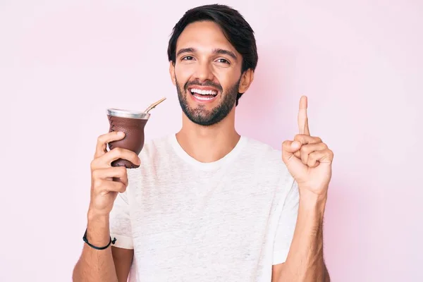 Beau Hispanique Homme Buvant Mate Infusion Souriant Avec Une Idée — Photo