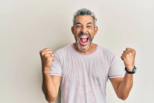 Homem Cabelos Grisalhos Meia Idade Vestindo Roupas Casuais Comemorando Surpreso — Fotografia de Stock