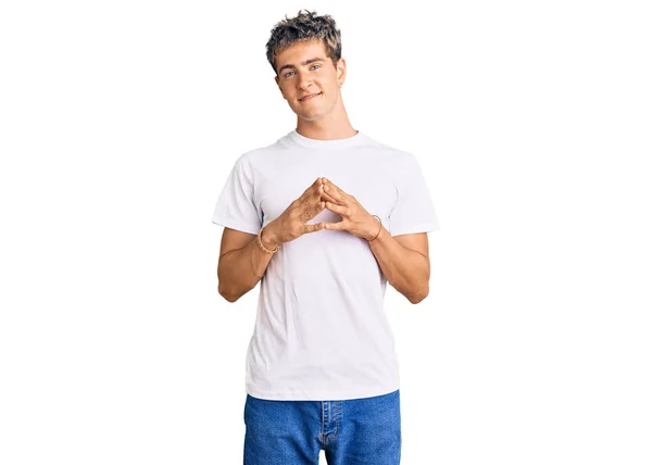 Homem Bonito Jovem Vestindo Casuais Mãos Tshirt Branca Juntos Dedos — Fotografia de Stock