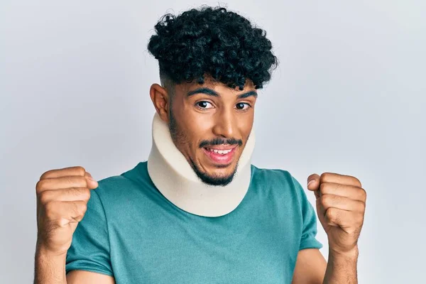 Jovem Árabe Bonito Homem Vestindo Colar Cervical Pescoço Gritando Orgulhoso — Fotografia de Stock