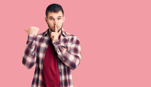 Homem Bonito Jovem Vestindo Camisa Casual Pedindo Para Ficar Quieto — Fotografia de Stock