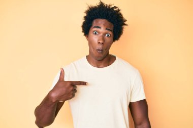 Yakışıklı afro saçlı, kendini gösteren, ağzı ve şaşı gözleriyle balık suratlı, çılgın ve komik bakışlı Afro-Amerikan erkeği.. 