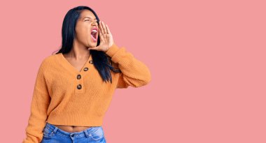 Uzun saçlı, sıradan bir kazak giyen İspanyol kadın el ele tutuşarak bağırıyor ve bağırıyordu. iletişim konsepti. 