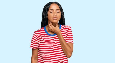 Güzel İspanyol kadın gündelik giysiler giyiyor. Ağrılı boynuna dokunuyor. Grip, mantar ve enfeksiyon yüzünden boğaz ağrısı çekiyor. 