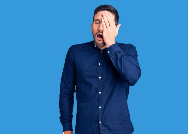 Genç, yakışıklı bir adam rahat gömleğini giyiyor. Yarı yüz, yarı göz, yarı ağız, yarı el esneme yorgunu. Yüzüm acıyor.. 