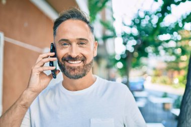 Yakışıklı, orta yaşlı, iş kıyafetleri giymiş kızgın ve kızgın bağıran sinirli, öfkeyle bağıran bir adam. öfke ve agresif konsept. 