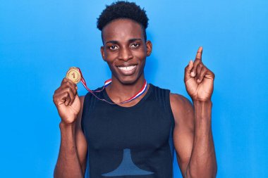 Spor kıyafetleri giyen genç Afro-Amerikan adam elinde bir fikir ya da soru işareti bulunca şaşırdı. 