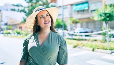 Genç İspanyol kadın tatilde. Gülümsüyor. Şehrin caddesinde mutlu yürüyüşler.