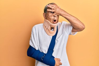 Yakışıklı, olgun, boyun tasması takan, kol askısı takan, yüzü ve gözleri kapalı, utangaç bir ifadeyle parmaklarının arasından bakan biri.. 