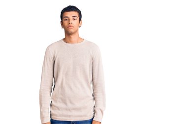 Gündelik kıyafetler giyen genç Afrikalı Amerikalı adam yüzünde ciddi bir ifadeyle rahatladı. Basit ve doğal bir şekilde kameraya bakıyorsun.. 