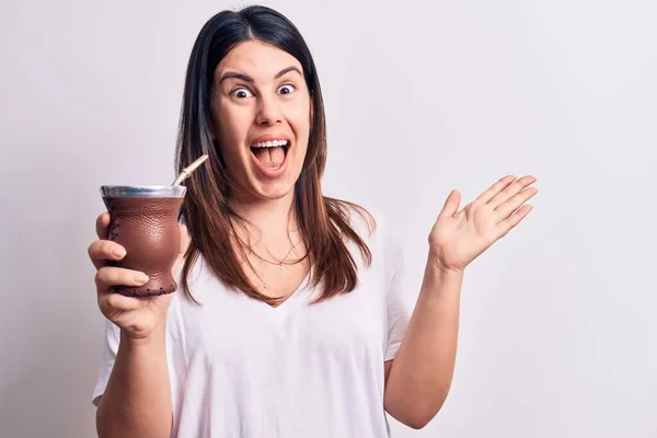 Jong Mooi Brunette Vrouw Drinken Mate Infusie Drankje Witte Achtergrond — Stockfoto