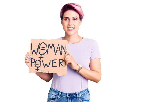 Jovem Mulher Bonita Com Cabelo Rosa Segurando Banner Poder Mulher — Fotografia de Stock