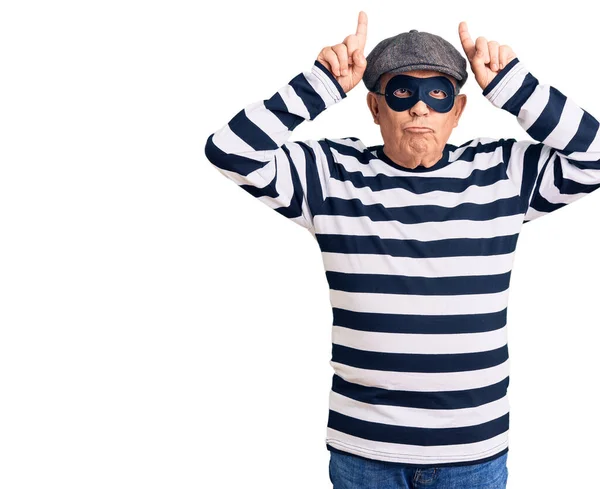 Sénior Bonito Homem Vestindo Máscara Ladrão Shirt Fazendo Gesto Engraçado — Fotografia de Stock