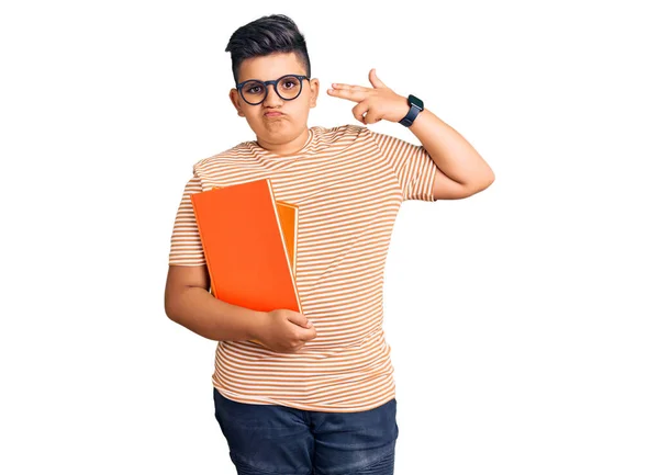 Rapazinho Segurando Livro Usando Óculos Atirando Matando Apontando Mão Dedos — Fotografia de Stock