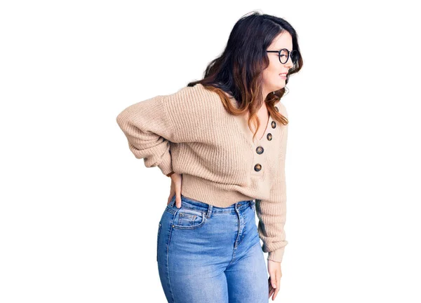 Hermosa Mujer Morena Joven Con Ropa Casual Gafas Que Sufren — Foto de Stock