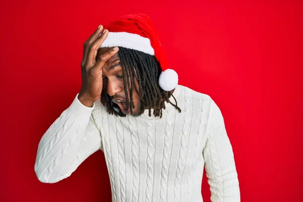 Homem Afro Americano Com Tranças Usando Chapéu Natal Bocejando Cansado — Fotografia de Stock