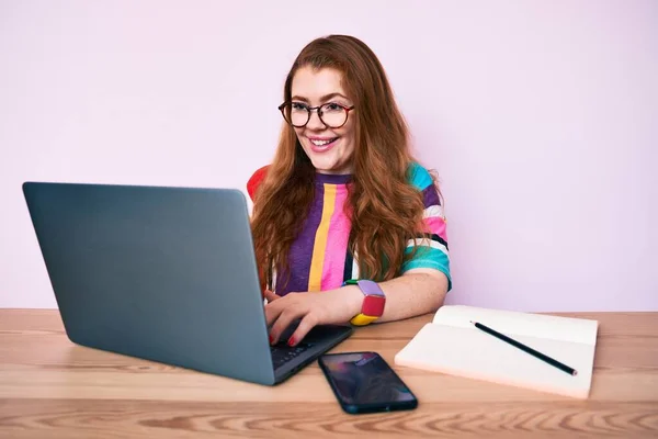 Ofiste Laptopla Çalışan Genç Kızıl Saçlı Kadın Pozitif Mutlu Görünüyor — Stok fotoğraf