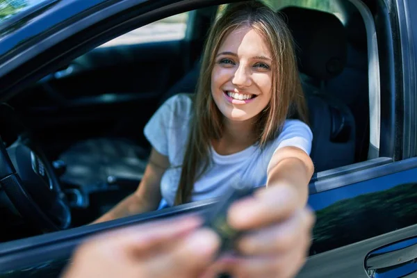 Jovem Bela Mulher Loira Sorrindo Feliz Segurando Chave Novo Carro — Fotografia de Stock