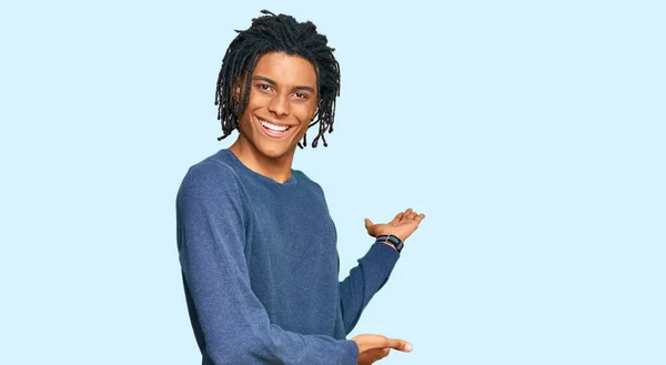 Joven Hombre Afroamericano Vistiendo Suéter Casual Invierno Invitando Entrar Sonriendo — Foto de Stock