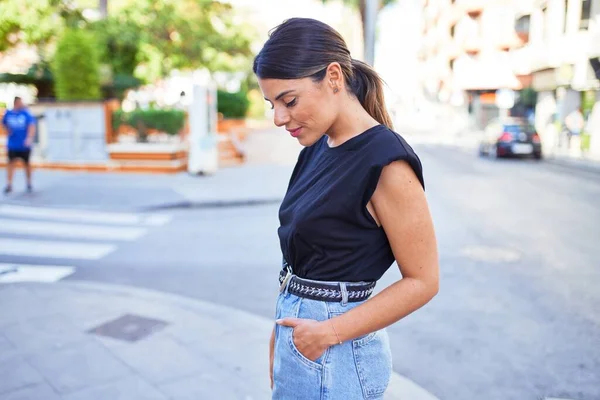 Bella Giovane Donna Che Indossa Vestiti Alla Moda Piedi Mezzo — Foto Stock