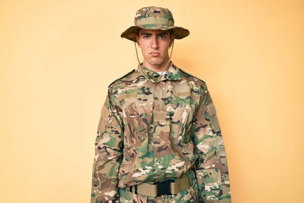 Joven Hombre Guapo Con Camuflaje Uniforme Del Ejército Deprimido Preocuparse — Foto de Stock