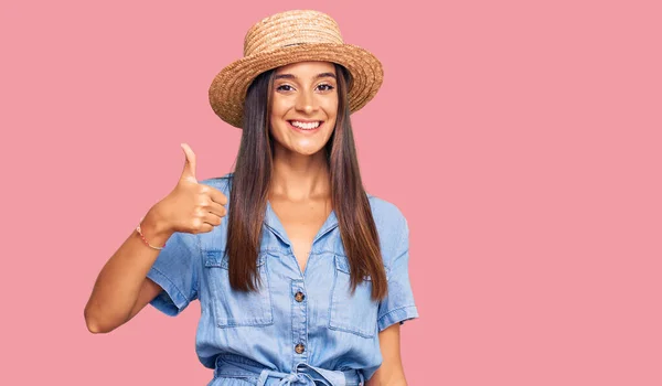 Mujer Hispana Joven Con Sombrero Verano Sonriendo Feliz Positivo Pulgar — Foto de Stock