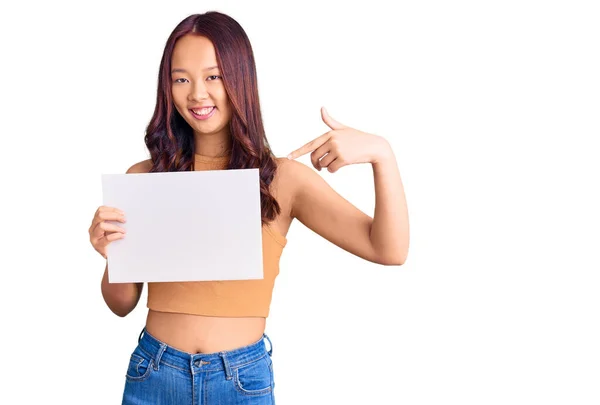 Menina Chinesa Bonita Nova Segurando Banner Papel Com Espaço Branco — Fotografia de Stock