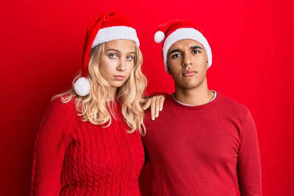 Jovem Casal Interracial Usando Chapéu Natal Com Expressão Séria Rosto — Fotografia de Stock