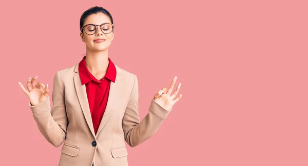 Junge Schöne Frau Mit Businesshemd Und Brille Entspannt Und Lächelt — Stockfoto