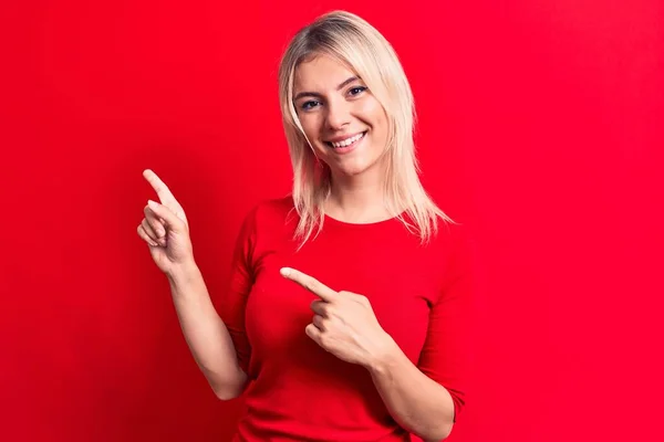 Jovem Mulher Loira Bonita Vestindo Casual Camiseta Vermelha Sobre Fundo — Fotografia de Stock