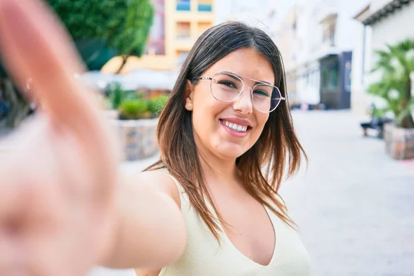 Junge Schöne Frau Lächelt Glücklich Mit Einem Lächeln Gesicht Vor — Stockfoto