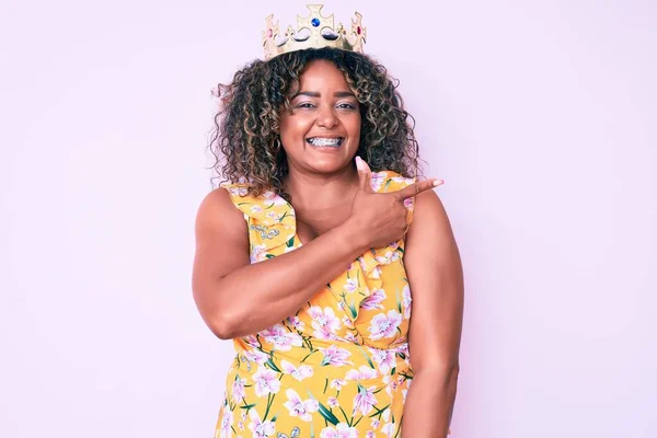 Jovem Afro Americana Size Mulher Vestindo Princesa Coroa Sorrindo Alegre — Fotografia de Stock