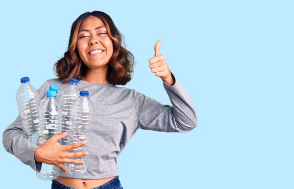 Junge Schöne Mischlingshündin Mit Recycling Plastikflaschen Die Glücklich Und Positiv — Stockfoto