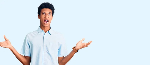 Fiatal Afro Amerikai Férfi Alkalmi Ruhában Őrült Őrült Kiabálás Kiabálás — Stock Fotó