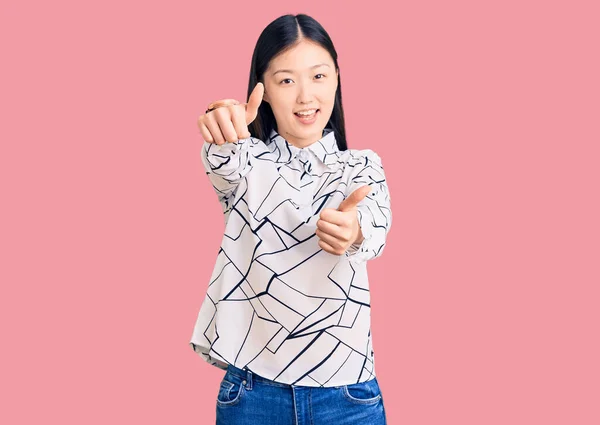 Jeune Belle Femme Chinoise Portant Une Chemise Décontractée Approuvant Faire — Photo