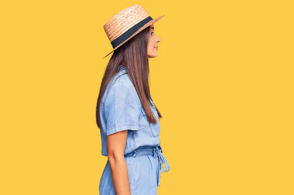 Mujer Hispana Joven Con Sombrero Verano Mirando Costado Pose Perfil — Foto de Stock