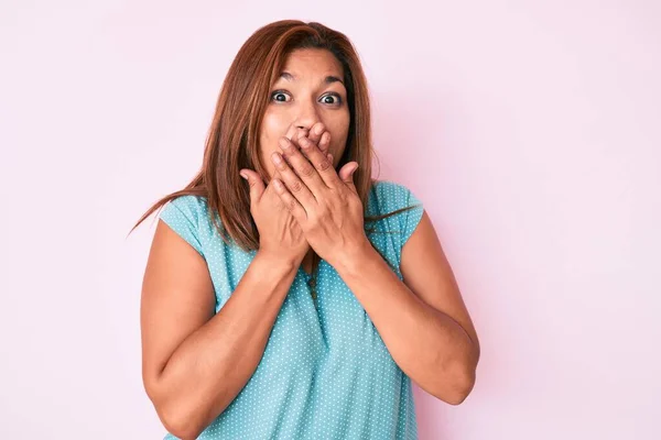 Mulher Hispânica Morena Meia Idade Vestindo Roupas Casuais Chocou Cobrindo — Fotografia de Stock