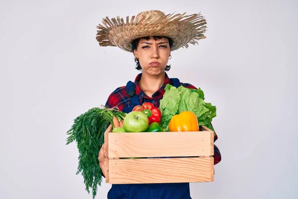 Hermosa Mujer Morena Vistiendo Ropa Granjero Sosteniendo Verduras Hinchando Mejillas —  Fotos de Stock