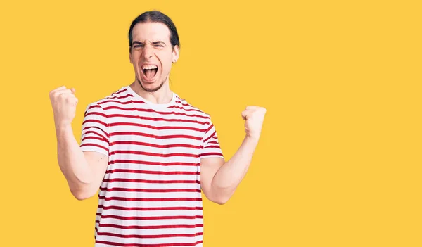 Homem Adulto Jovem Com Cabelos Longos Vestindo Camisa Listrada Casual — Fotografia de Stock