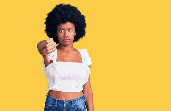 Młoda Afroamerykanka Ubrana Luźne Ubrania Wyglądająca Nieszczęśliwą Wściekłą Wykazująca Odrzucenie — Zdjęcie stockowe