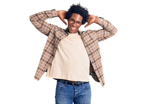 Bonito Homem Africano Americano Com Cabelo Afro Vestindo Roupas Casuais — Fotografia de Stock