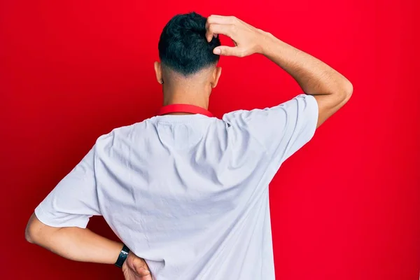 Joven Con Barba Escuchando Música Usando Auriculares Revés Pensando Duda —  Fotos de Stock