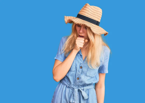若い美しいブロンドの女性は夏の帽子をかぶっていて 気分が悪くなり 風邪や気管支炎の症状として咳をする ヘルスケアの概念 — ストック写真