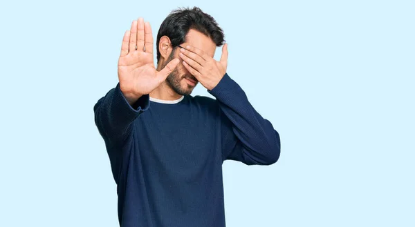 Jeune Homme Hispanique Portant Des Vêtements Décontractés Des Lunettes Couvrant — Photo