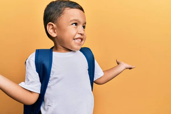 Schattige Latijn Peuter Glimlachend Gelukkig Dragen Student Rugzak Geïsoleerde Gele — Stockfoto