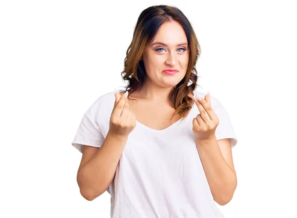 Junge Schöne Kaukasische Frau Trägt Legeres Weißes Shirt Und Macht — Stockfoto