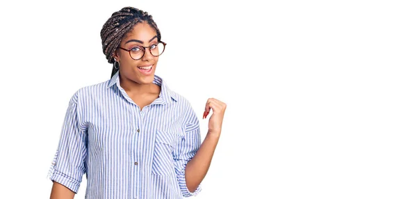 Молодая Африканская Американка Косичками Повседневной Одежде Очках Улыбается Счастливым Лицом — стоковое фото
