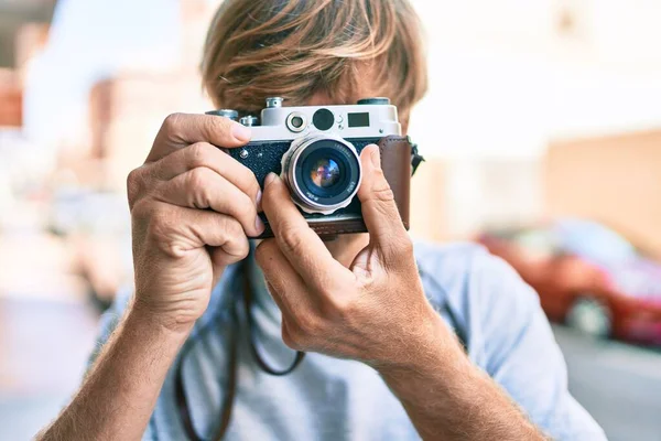 Ung Irländsk Fotograf Man Med Hjälp Vintage Kamera Gatan Staden — Stockfoto